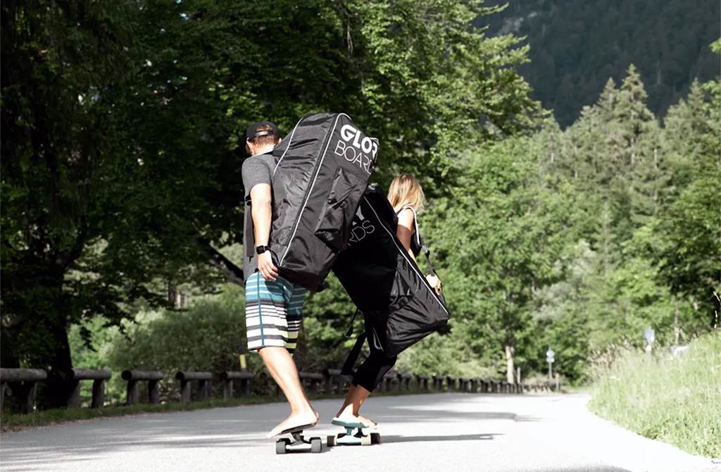 Mädchen und Mann skaten mit Glory Boards Rucksack